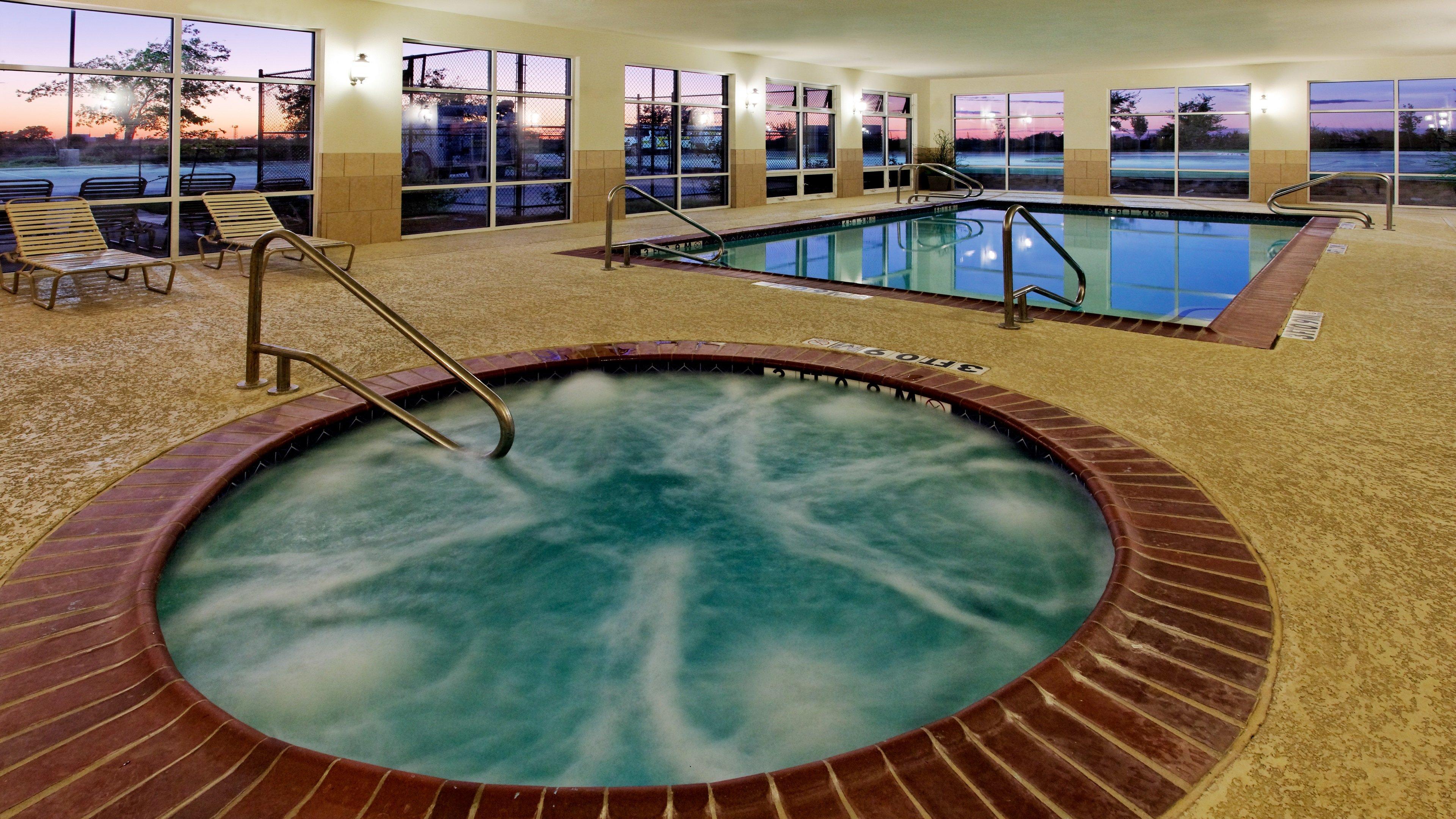 Holiday Inn Express Hotel & Suites Cleburne By Ihg Exterior photo